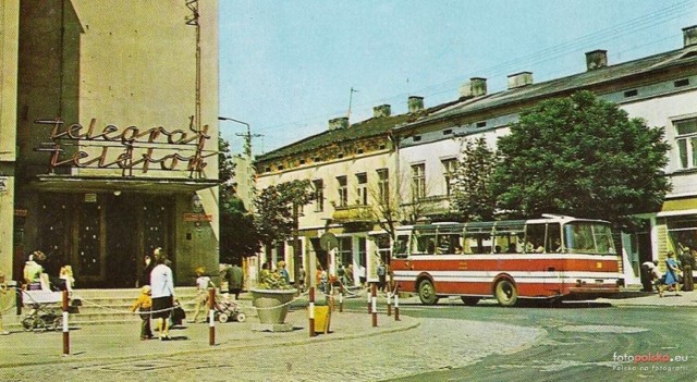 1977. Północno-zachodni narożnik placu 3 Maja i wlot ulicy Reymonta. Po lewej stronie narożnik budynku poczty