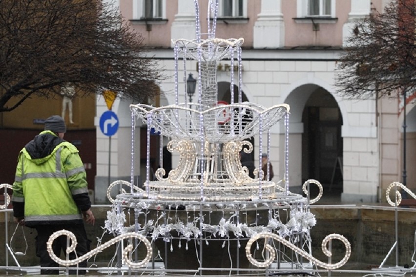Debiut świątecznej iluminacji, którą udekorowano fontannę na...