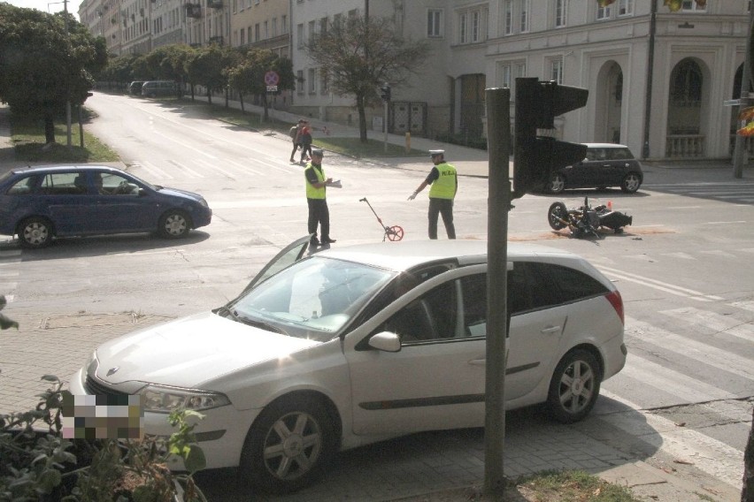 Wypadek na skrzyżowaniu w Kielcach. Motocyklista trafił do szpitala