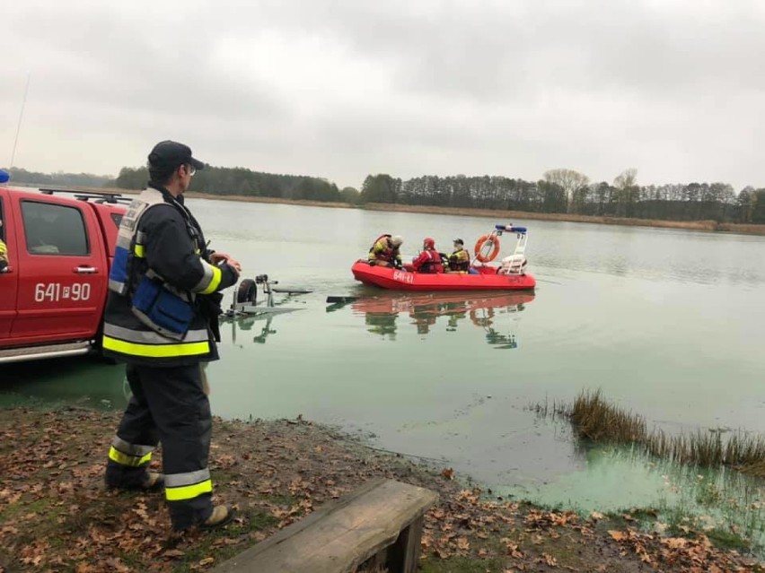 Akcja strażaków na Jeziorze Przemęckim. Substancja została zbadana przez strażaków