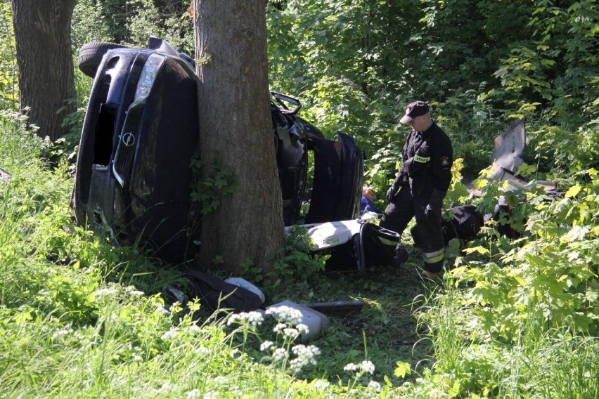 Wypadek na trasie Bytów - Kościerzyna. W miejscowości Mokrzyn samochód osobowy uderzył w drzewo 