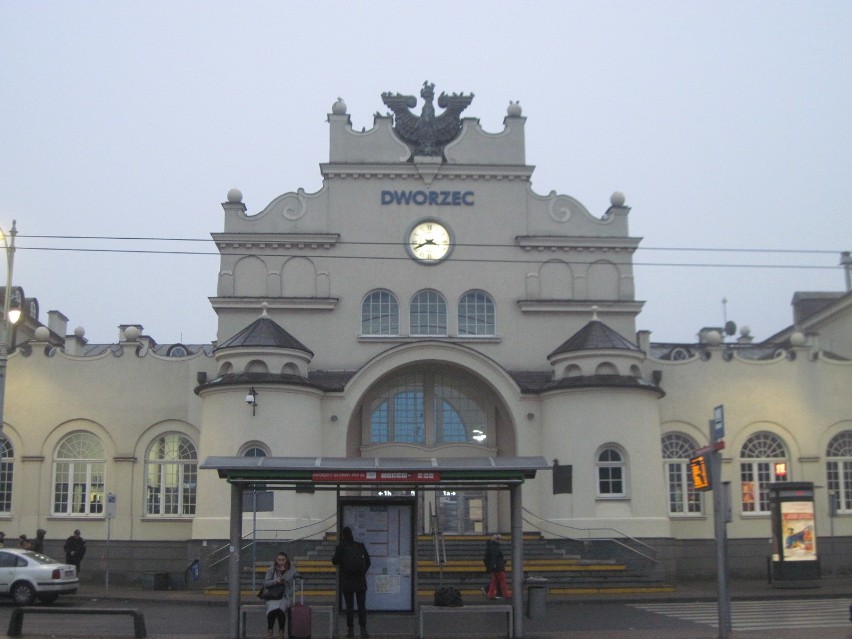 Na budynku lubelskiego dworca widnieje tylko napis „Dworzec". Pojawiło się pytanie - dlaczego?