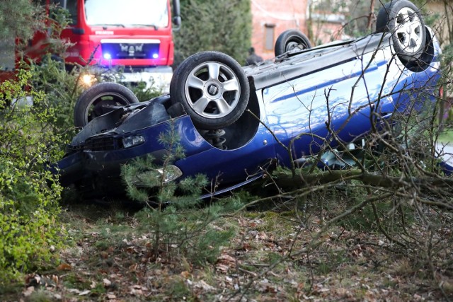 Auto prowadzone przez pijanego kierowcę skosiło słup, uszkadzając linie telekomunikacyjne i dachowało na poboczu