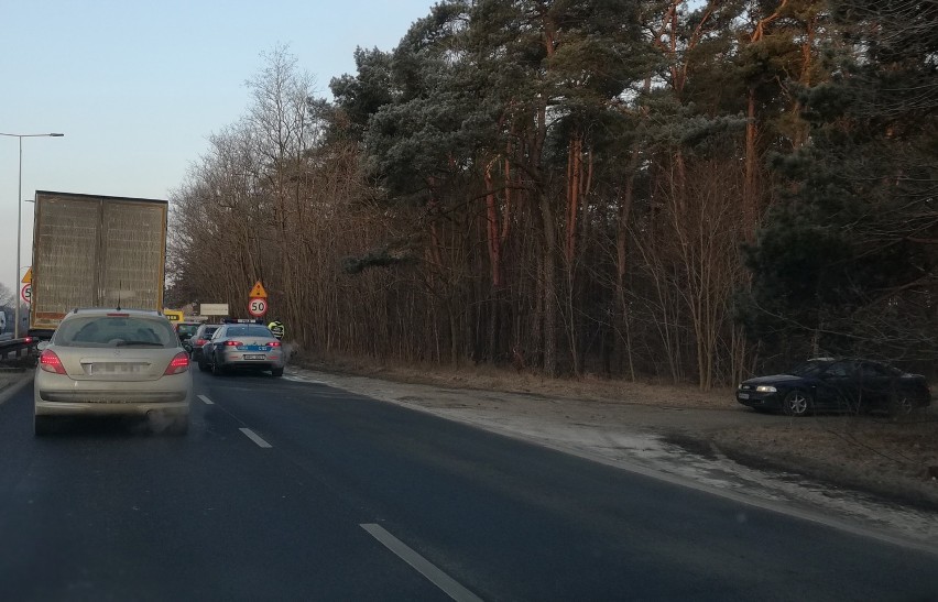 Aktualizacja 8:30 

Kierujący audi wjechał w tył nissana...