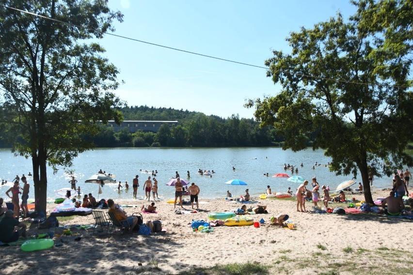 Upalny piątek na starachowickich Piachach. Mnóstwo ludzi szukało ochłody w wodzie - zobacz zdjęcia