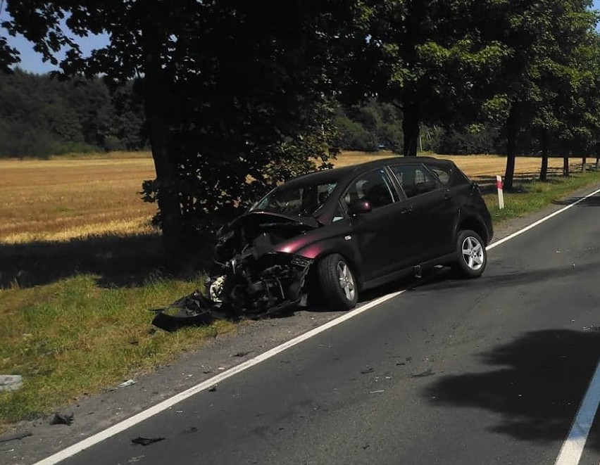 Wypadek w Paproci. Jedna osoba była zakleszczona we wraku!