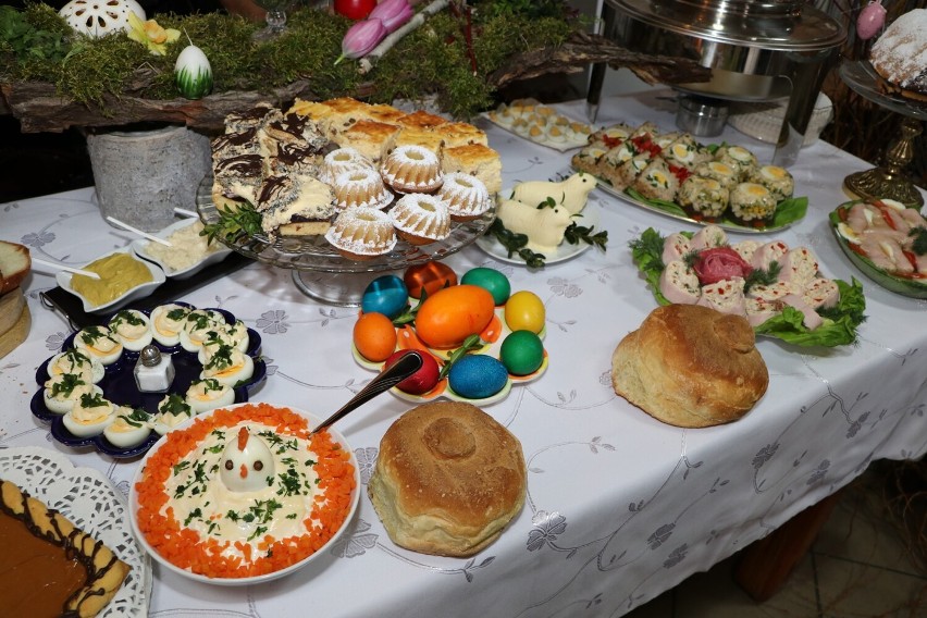 Śniadanie Wielkanocne w Falmierowie. Stoły uginały się od świątecznych przysmaków [ZOBACZ ZDJĘCIA]