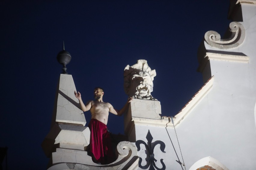 Zobacz zjawiskowe akrobacje powietrzne na fasadzie rzeszowskiego Ratusza (FOTO)