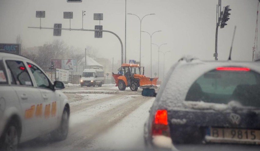 Śnieg zasypał drogi w woj. śląskim [ZDJĘCIA]. Bardzo trudne warunki dla kierowców! Na południu zamiecie śnieżne i...