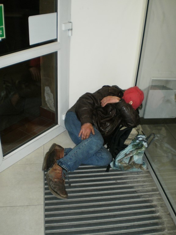 Coraz częściej Straż Miejska  w Wejherowie podejmuje interwencje wobec pijanych bezdomnych