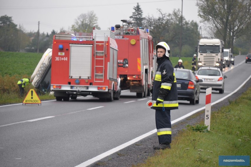 Wypadek na drodze Włocławek - Radziejów. Tir wjechał do rowu [zdjęcia]