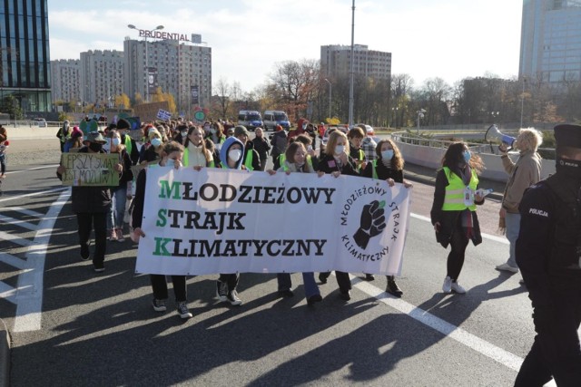 Młodzież wyszła na ulice Katowic walcząc o widoczne efekty szczytów klimatycznych COP.


Zobacz kolejne zdjęcia. Przesuwaj zdjęcia w prawo - naciśnij strzałkę lub przycisk NASTĘPNE
