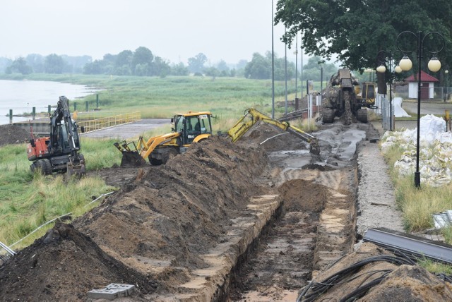 Choć prace na brzegu Odry w Krośnie Odrzańskim trwają, to wciąż nie ruszyły roboty związane z budową mostu tymczasowego.