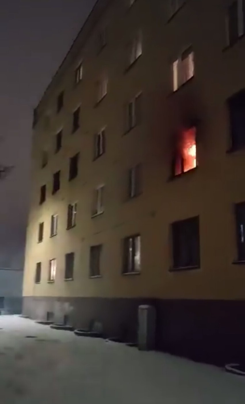 Nocny pożar w Dąbrowie Górniczej. Płonęło mieszkanie w bloku przy ul. Struga. Cztery nieprzytomne osoby w mieszkaniu