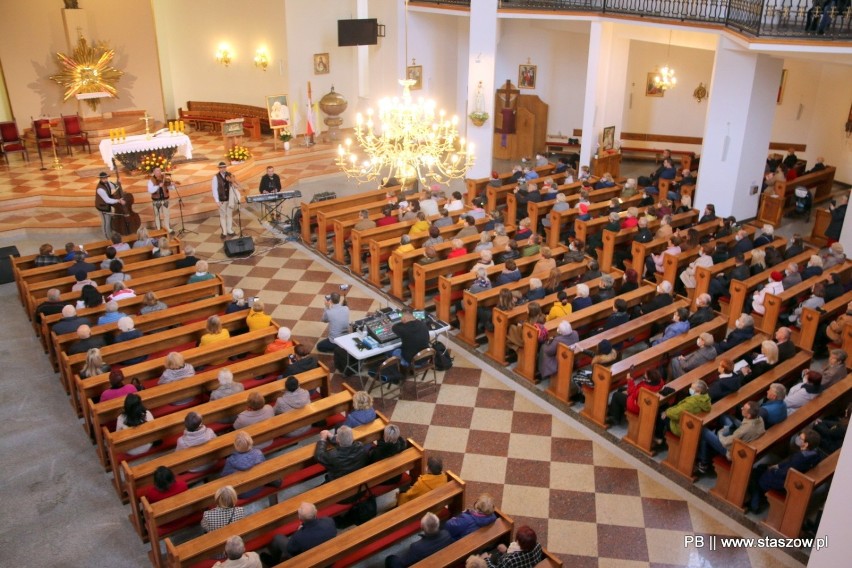 Góralska Hora wystąpiła w Staszowie. Zagrano ulubione piosenki Jana Pawła II (ZDJĘCIA)