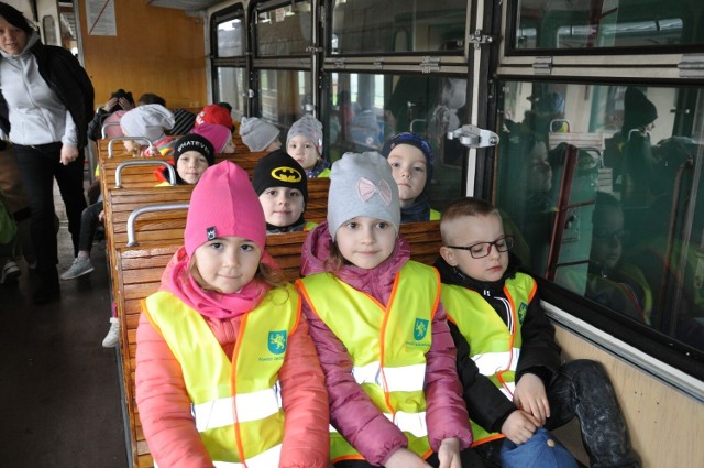 Przedszkolaki z Przedszkola Bajkowa Ciuchcia w Jędrzejowie celebrowały Światowy Dzień Ziemi. Było wiele różnych atrakcji.