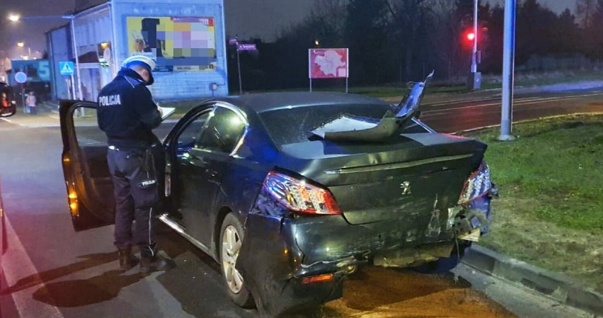 Wypadek na skrzyżowaniu ul. Tysiąclecia i Piastowskiej w Radomsku. Sprawca był kompletnie pijany. ZDJĘCIA