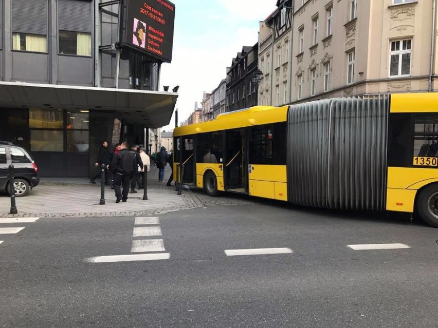 W centrum Katowic... zaklinował się autobus. Trzeba demontować słupki [ZDJĘCIA]