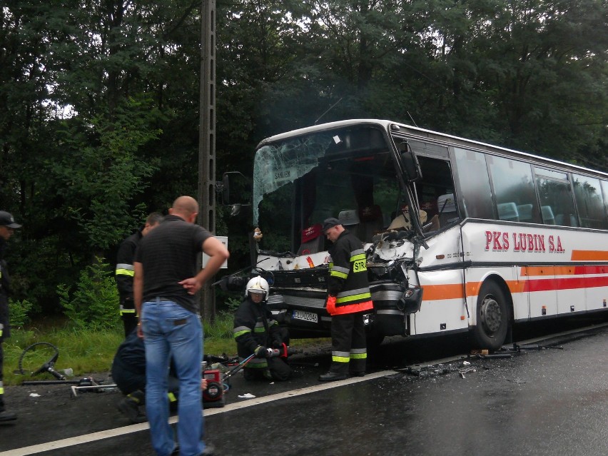 Biedrzychowa: 29 osób rannych w wypadku tira z autobusem