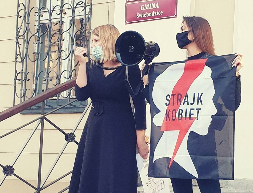 Pani Justyna (z lewej) podczas Strajku Kobiet w...