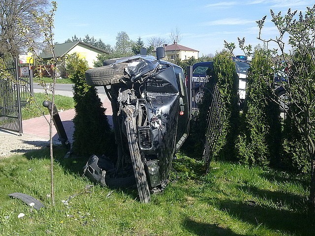 Wypadek w Turzym Polu. BMW wjechało na posesję [zdjęcia]