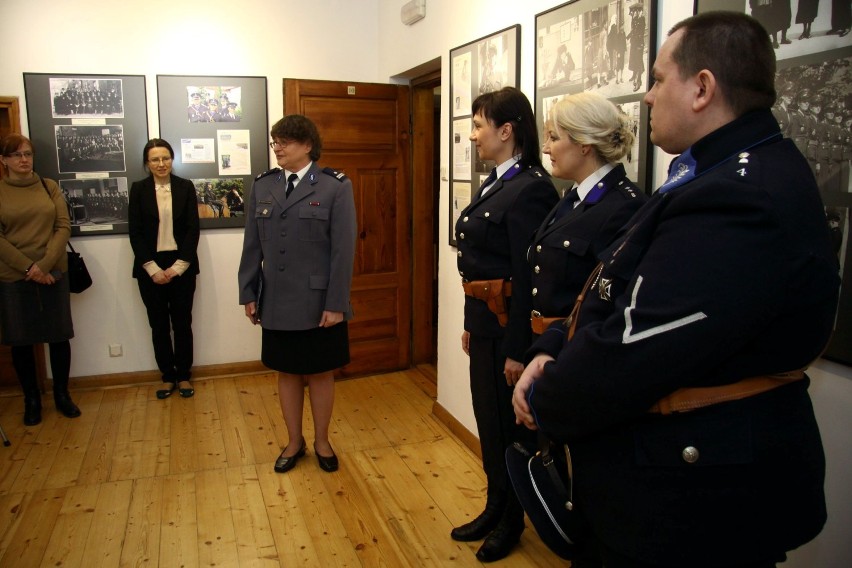 Policja: Od 90 lat kobiety służą w mundurach. Wystawa w MDK w Lublinie