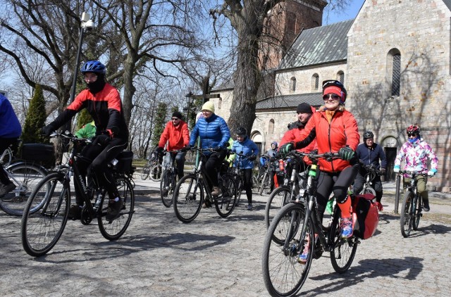 W sobotę, 1 kwietnia, miłośnicy turystyki rowerowej będa mieli okazję wziąć udział w "Rajdzie primaaprilisowym". Nie zabraknie niespodzianek. Zaplanowano też wspólny posiłek w pałacu w Kobylnikach.