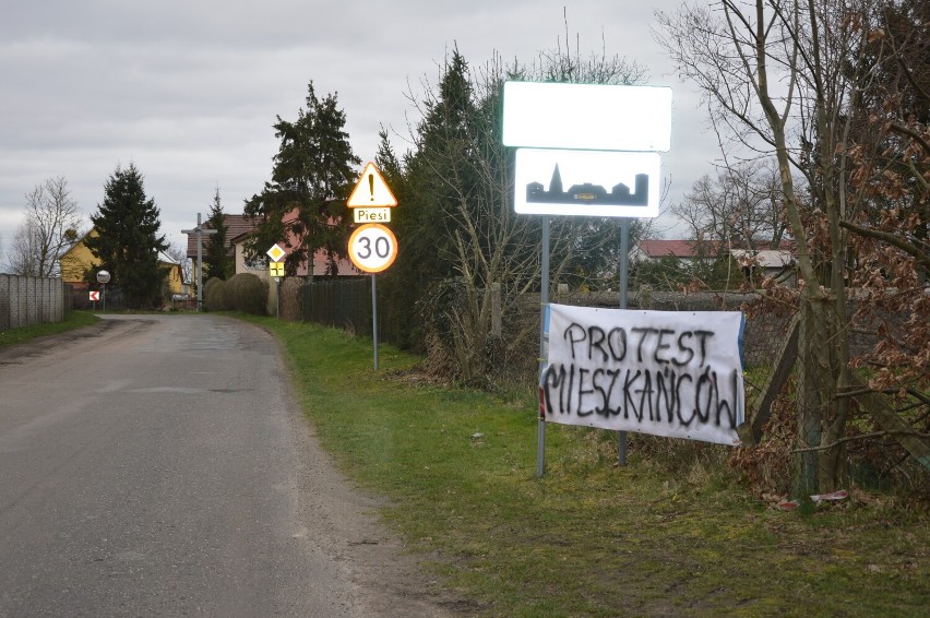Protest mieszkańców Trzebiatowa – domagają się natychmiastowego remontu drogi