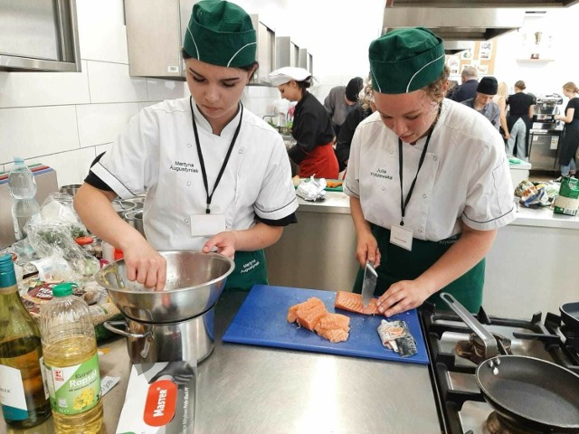 Uczennice Ekonomika przygotowały danie, które zachwyciło jury i dało im tytuł Master Chefa Powiatu Bytowskiego.