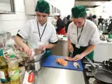 Uczniowie Ekonomika przygotowali glazurowanego łososia oraz rafaello z gruszki i pietruszki i zwyciężyli w Bytowie!