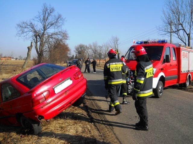 Gmina Koźmin - Matka i córka w szpitalu po dachowaniu auta w Gościejewie