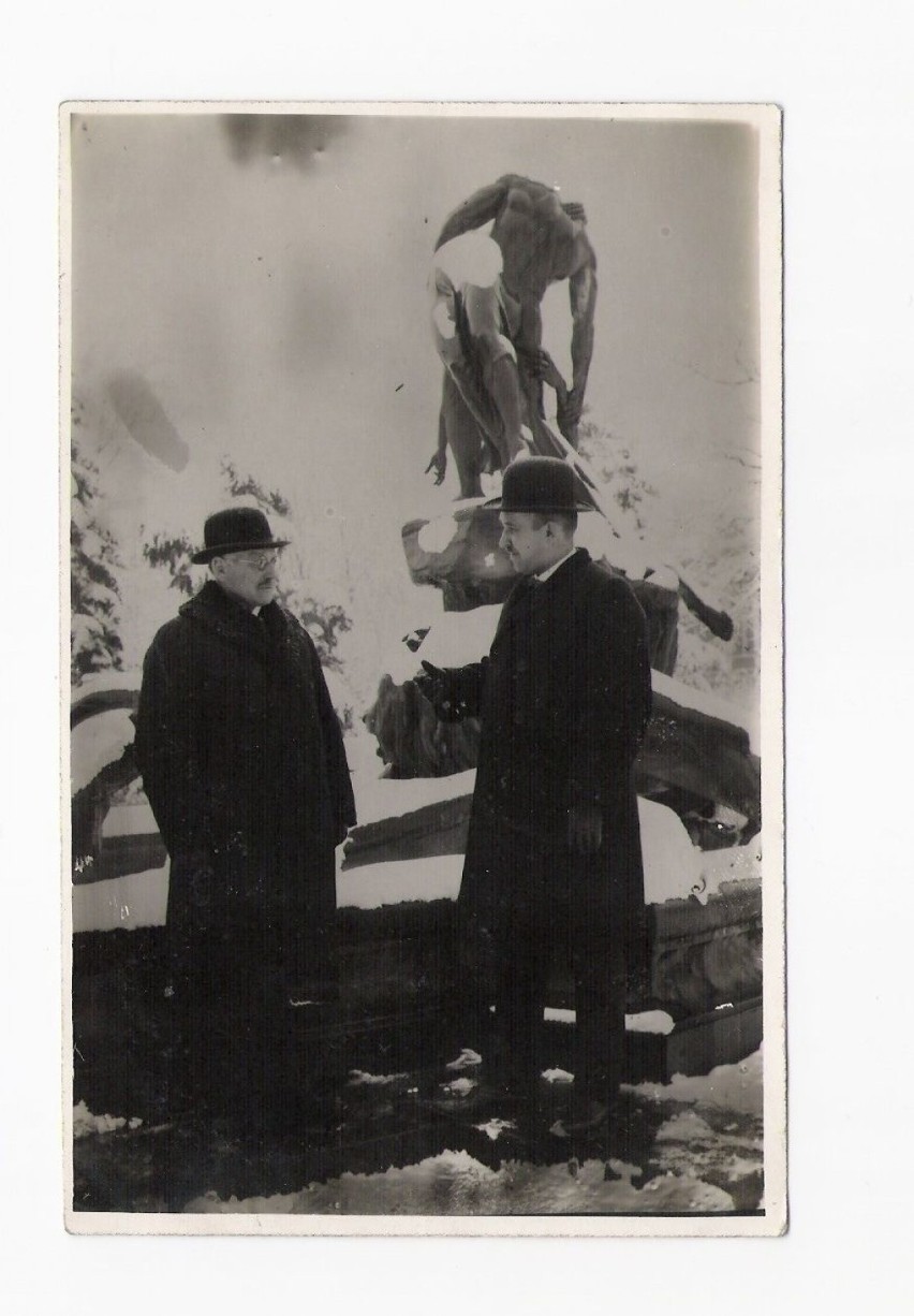 Józef Borecki (z prawej) pod fontanną Potop (lata 30.).