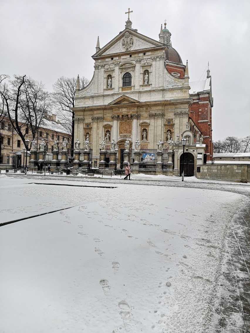 Zimowa niedziela w Krakowie. Spadł śnieg, ścisnął mróz i miasto zrobiło się białe [ZDJĘCIA]