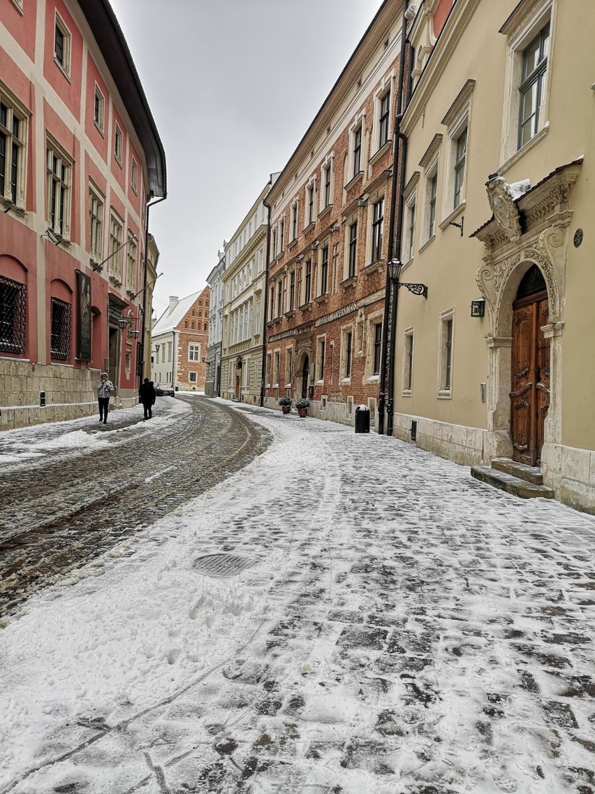 Zimowa niedziela w Krakowie. Spadł śnieg, ścisnął mróz i miasto zrobiło się białe [ZDJĘCIA]