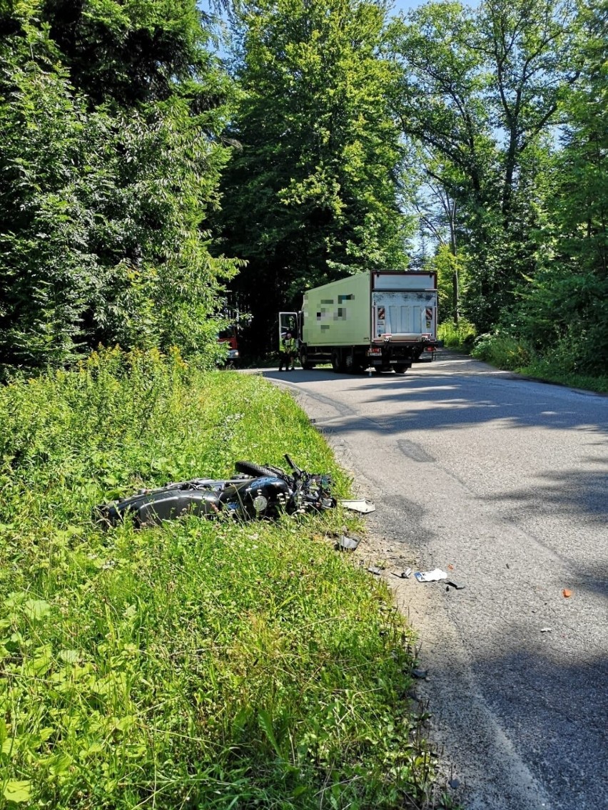 Wypadek koło Tarnowa z udziałem motocyklisty i ciężarówki, kierowca jednośladu trafił z obrażeniami ciała do szpitala. Zobacz zdjęcia