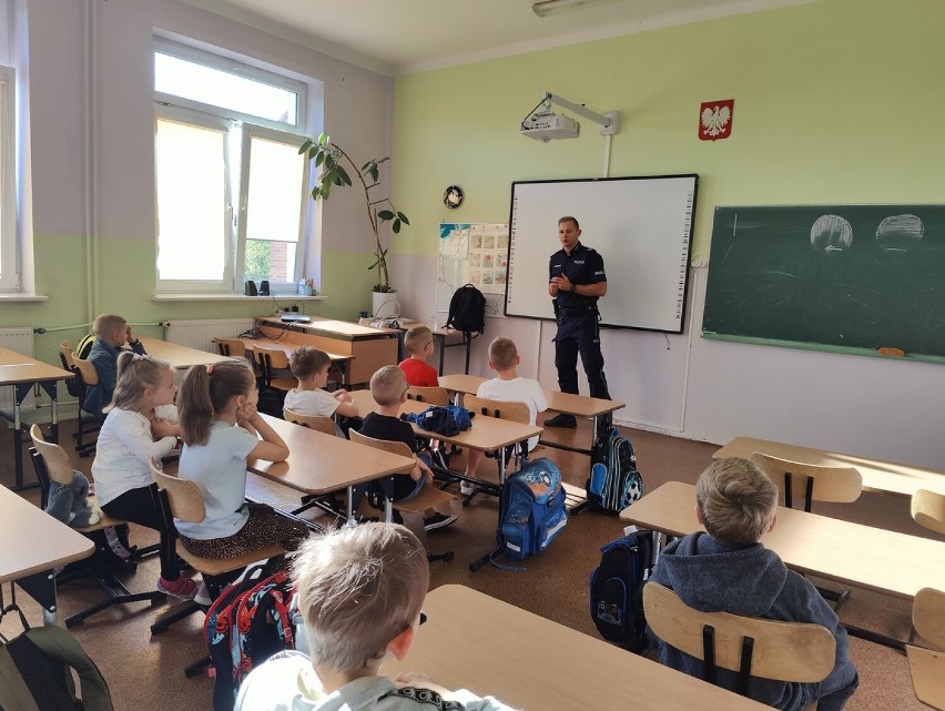 Policjanci z Łasku uczą dzieci bezpiecznego zachowania na...