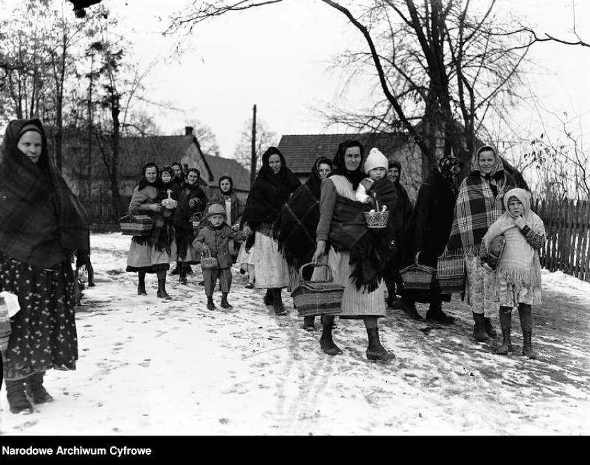 Wielka Sobota w Niepołomicach, rok 1932. Grupa kobiet z...