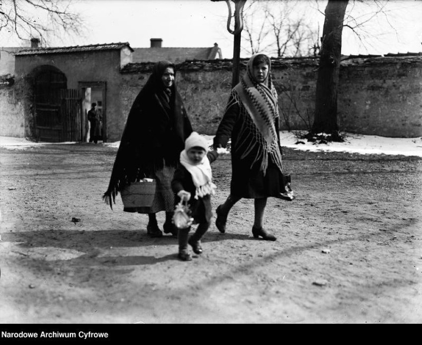 Wielka Sobota w Niepołomicach, rok 1932. Kobiety z dzieckiem...