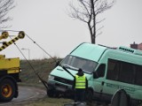 Autobus wypadł z drogi i skończył w rowie. Kierowca ukarany mandatem