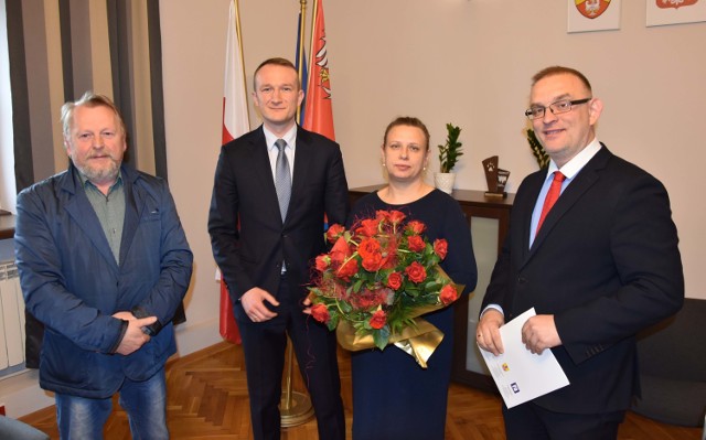 Członkowie ZPŁ z panią dyrektor. Od lewej Janusz Michalak (Kukiz'15), wicestarosta Piotr Malczyk (Kukiz'15) oraz starosta Marcin Kosiorek (PiS)