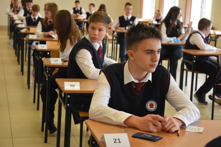 Egzamin ósmoklasisty 2023 z matematyki w Kolegium Kujawskim...