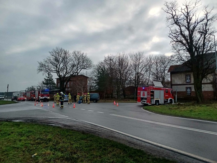 Zderzenie dwóch pojazdów w Grabianowie. Na miejscu pracują cztery zastępy straży pożarnej, policja i pogotowie [zdjęcia]