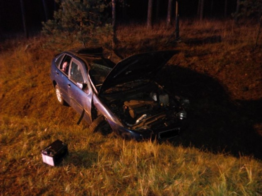 Wypadek na drodze wojewódzkiej nr 907. Samochód osobowy zakończył jazdę w rowie. Jedna osoba trafiła do szpitala ZDJĘCIA