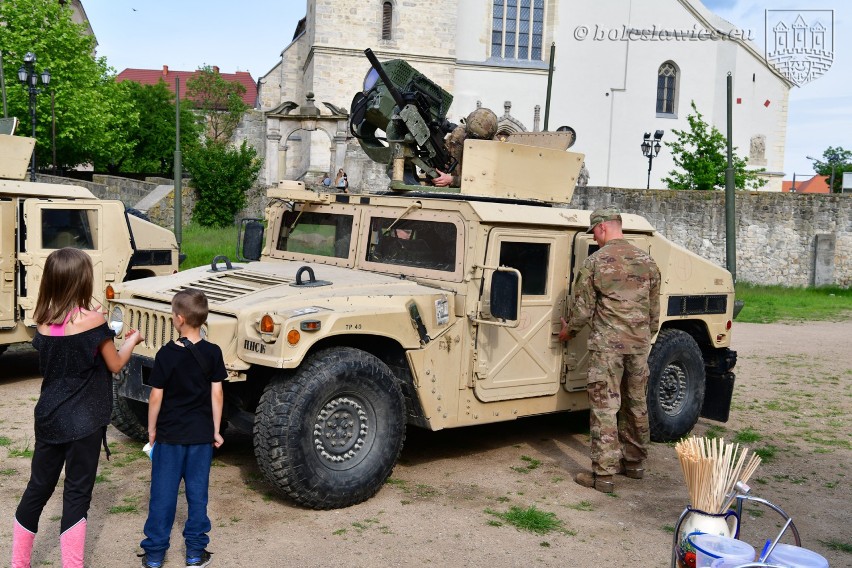 Mieszkańcy Bolesławca zatańczyli na rynku poloneza. Tańczyli też żołnierze US Army! [ZDJĘCIA/WIDEO]