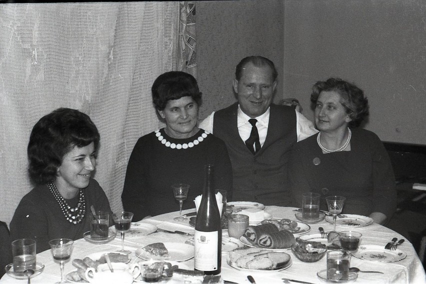 Przyjęcie w sieradzkiej rodzinie w latach 60. Poznajecie u kogo? ZDJĘCIA