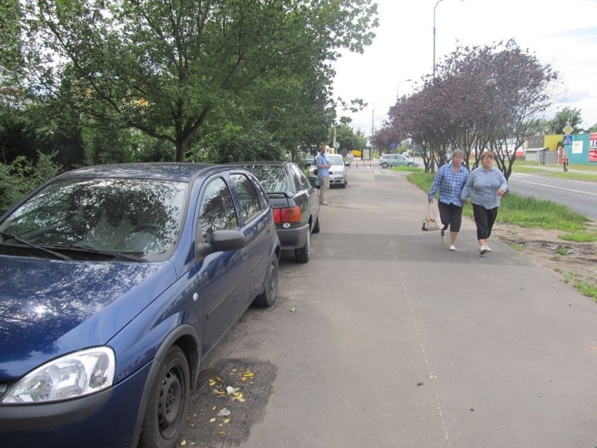 Wrocław: Na Nowym Dworze brakuje miejsc parkingowych. Kierowcy korzystają z dróg dla pieszych