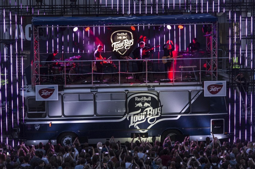 Dawid Podsiadło zagrał na dachu Red Bull Tour Bus w Łodzi