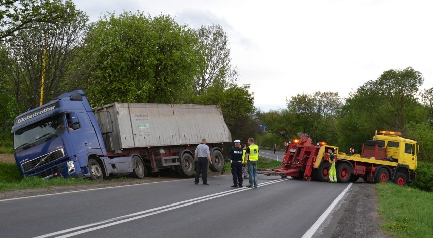Witaszyce: Zobacz jak wyciągali ciężarówkę z rowu [ZDJĘCIA]