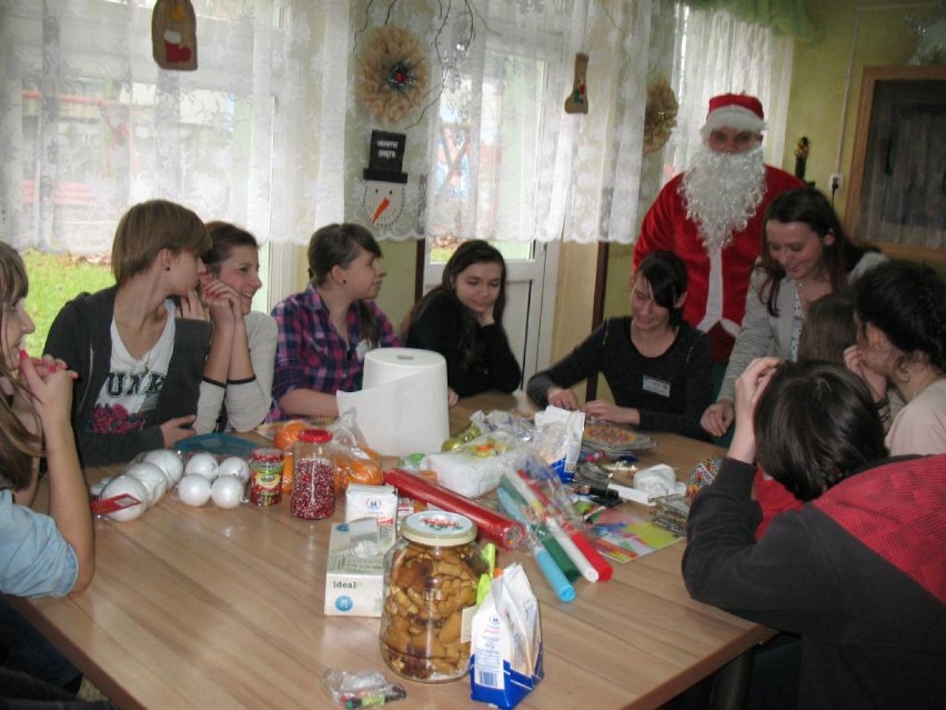 ZSP nr 2 w Łowiczu: Młodzież odwiedziła dom dziecka (Zdjęcia)