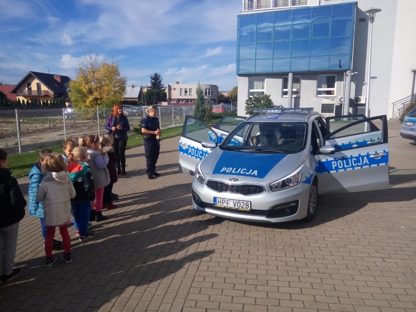 Dzieci z Publicznego Przedszkola nr 3 w Zduńskiej Woli z wizytą u policjantów [zdjęcia]